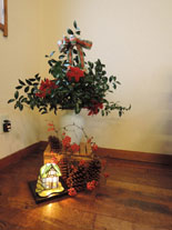 クリスマス礼拝で特別にクリスマスらしく飾られた生け花